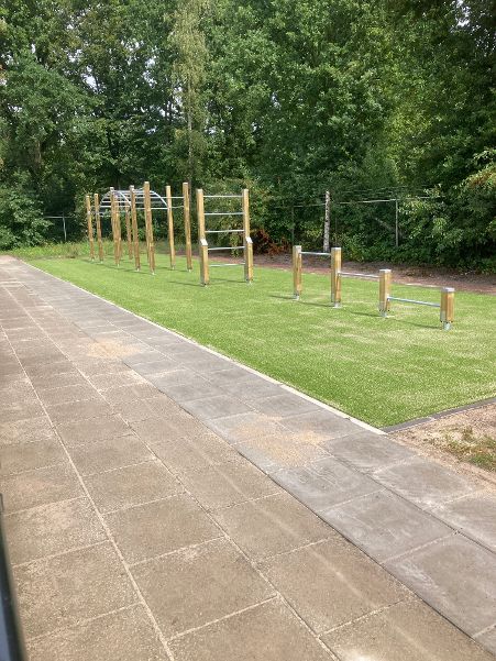 Eerste toestellen beweeg-plein/rondje geplaatst